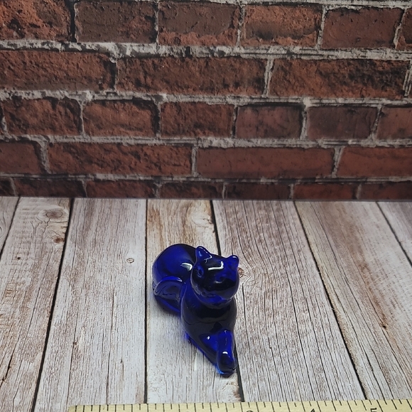 Vtg Cobalt Blue Art Glass Ally Cat Figurine. 1980's - Picture 3 of 9